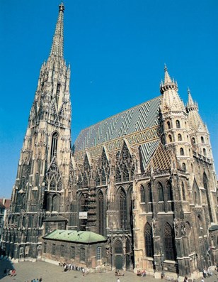 Dopoledne prohlídka historického centra města a významných památek (Katedrála svatého Štěpána, Hofburg, muzea na náměstí Marie Terezie, Hundertwasserův dům, ), odpoledne osobní volno na překrásných