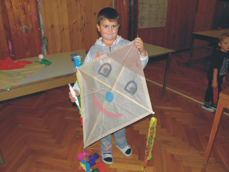 Strana 16 Řada chrastaváků si jistě dobře pamatuje roztomilou dívenku Terezku Nigrínovou. Dnes je paní Terezou Schmeling a žije v Německu. Shodou okolností však byla 7.