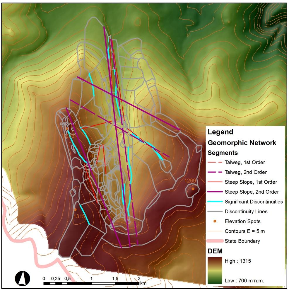 Obr. 4.4. Porovnání geomorfologem vymezené mříţky (Mentlík (2006)) se segmenty vymezenými na základě jejich morfometrických vlastností (azurová barva) v okolí Prášilského jezera. 4.3.