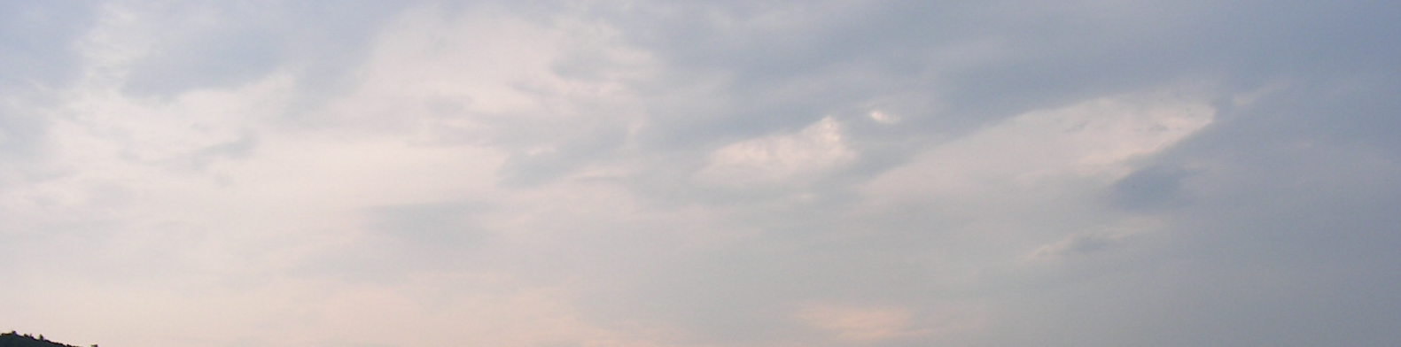 Obrázek 4: Vzhled oblaku aerosolu rozptylujícího se jako těžký plyn (snímek pořízený při terénních testech projektu SPREAD zachycuje tvar oblaku 120 sekund po úniku ze zdroje); foto autor.
