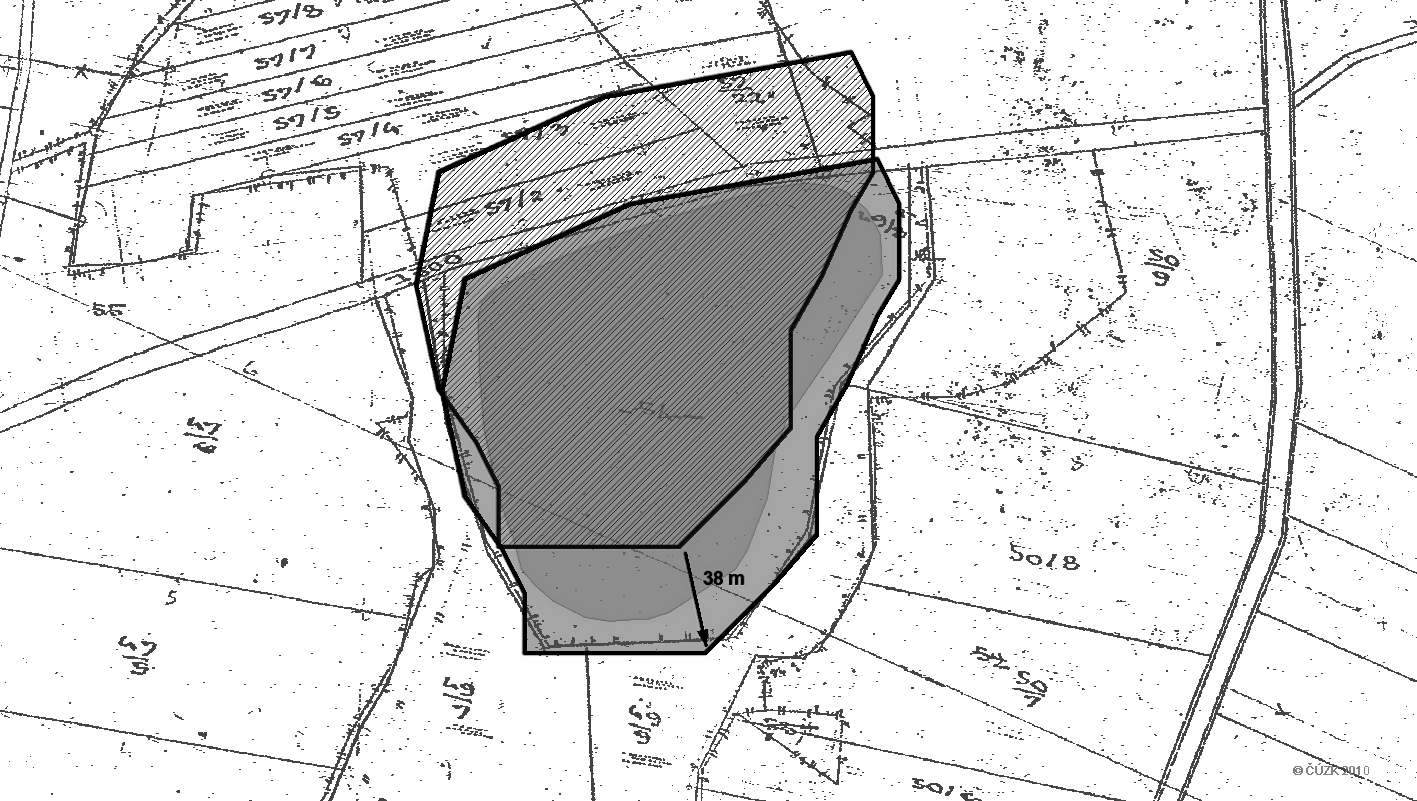 Obr. 20: Ukázka zákresu rybníku (šrafa) posunutého do správné polohy (šedá výplň) nad katastrální mapou a zákresem současné vodní plochy. 3.