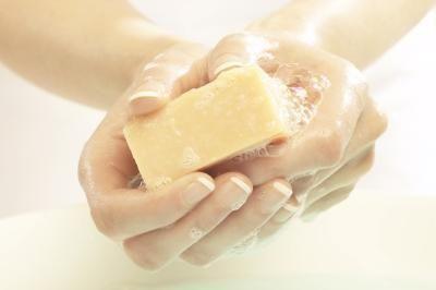 Vznik mýdla Mýdlo je z chemického hlediska vlastně solí (nebo směsí solí mastných kyselin), která vznikne reakcí, tzv. zmýdelněním či saponifikací, kyseliny a zásady.
