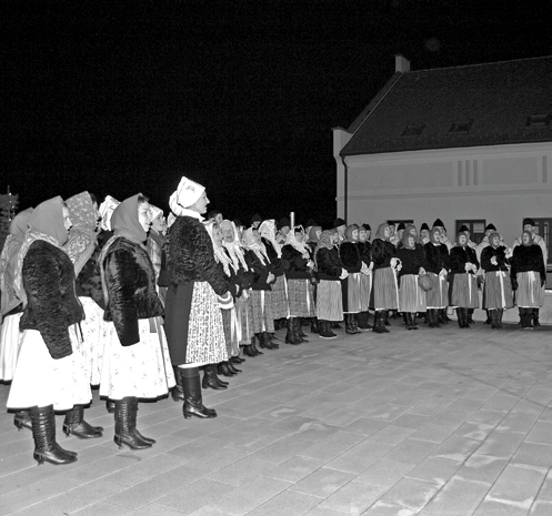 ROČNÍK 25 01/2014 CENA 10 Kč PF 2014 Všechny folklorní soubory i sbory z Kunovic koledovaly na Zlatou neděli na nádvoří Panského dvora.