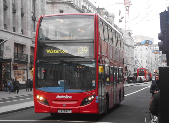 3.3 Autobusová doprava Autobusová doprava v Anglii vyjde podstatně levněji než krátké vnitrostátní lety nebo jízda vlakem a přitom nabízí velmi podobný komfort.