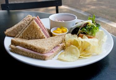 Za obvyklou snídani v pracovním týdnu se nejčastěji volí opečené toasty namazané marmeládou (marmeládou se v Británii myslí jen pomerančová, všechno ostatní se správně nazývá džem) nebo s javorovým