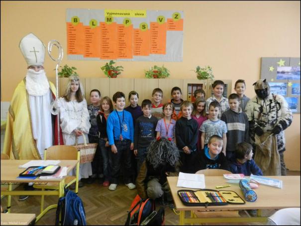 Školou chodil Mikuláš Každoročně do naší škole zavítal Svatý Mikuláš se svou družinou. Přišel do prvních tříd, kde rozdal plno dárků hodným dětem a nikoho si nevzali čerti do pekla.