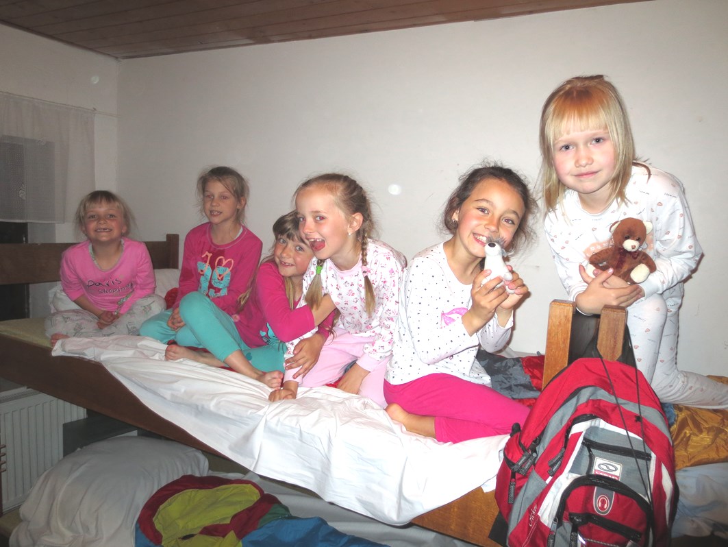 Základní škola, Trutnov 2, Mládežnická 536 PÁŤÁCI NA HORÁCH V květnovém týdnu se žáci pátých tříd vydali do přírody Jizerských hor a západních Krkonoš na ozdravný pobyt.