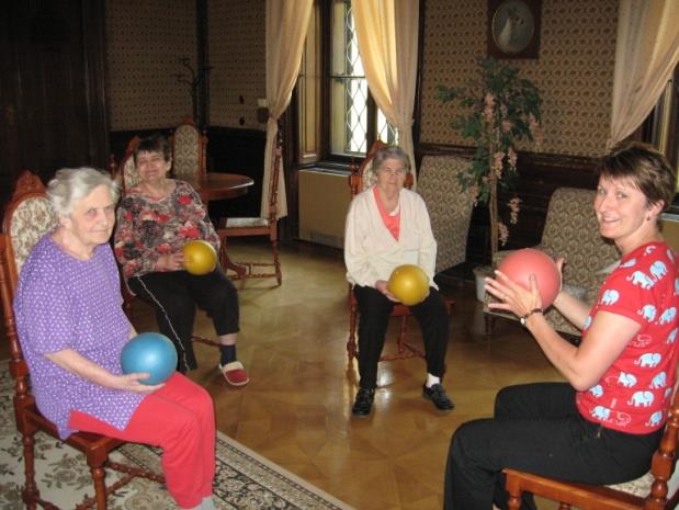 Pohybova terapie Cvičení Over ball Over ball umožňuje provádět mnohostrannou činnost k upevnění vašeho zdraví a relaxaci.