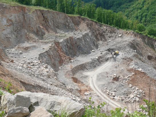 Karlovarský kraj zdroje termálních, minerálních i léčivých vod naleziště nerostných surovin Ústecký kraj těžba hnědého uhlí (Mostecká uhelná pánev) rudy barevných kovů kámen