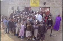 The Survival and Sustainability of Omugumo Humanist School Místo: Kisii Vznik: 2004 Počet žáků: 50 Věk: 3-6 let Personál školy: 3 učitelé, 1 uklízečka Omugumo Humanist School byla založena místními