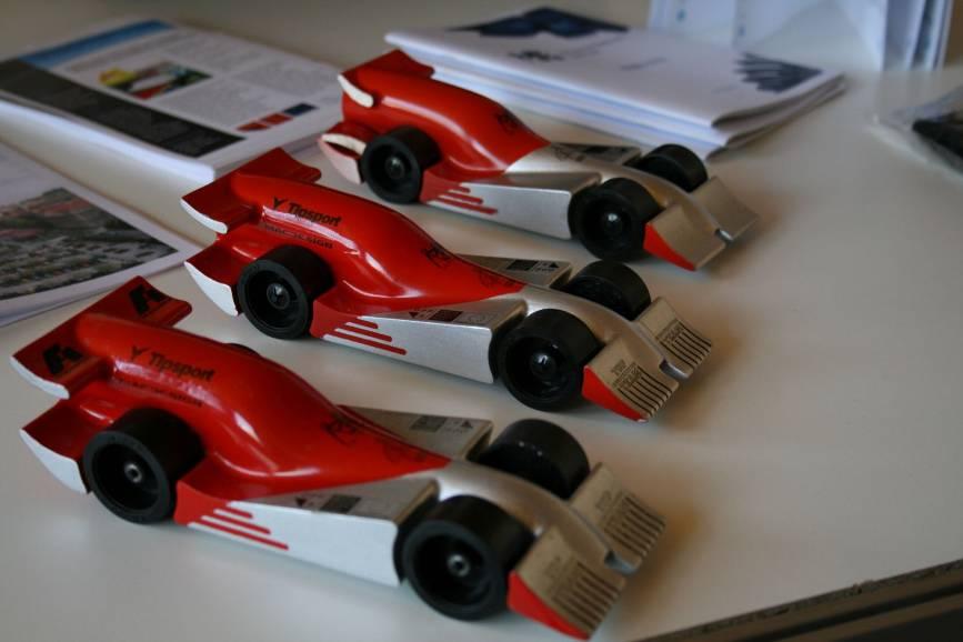 Formule 1 je mezinárodní projekt, zúčastní se ho tříčlenné týmy ze středních škol a jejich úkolem je navrhnout a zkonstruovat model vozu Formule 1.
