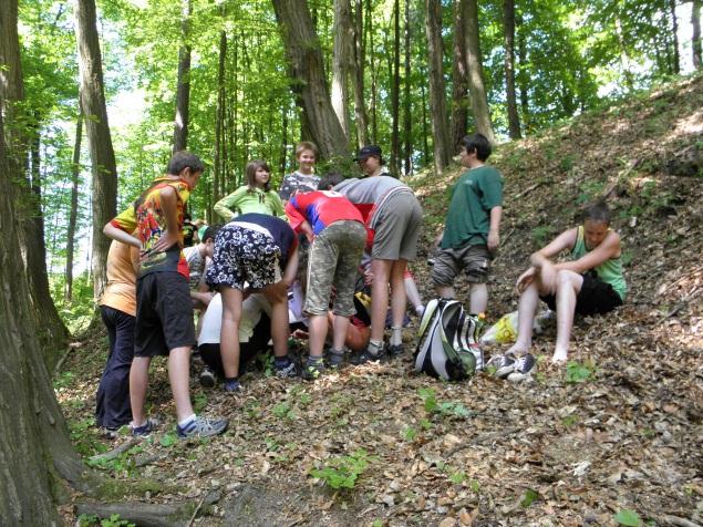 Dalším úklem byl měření rychlsti tku - na 10 m úseku měřili rychlst phybu klacíku a vypčítali přibližnu rychlst ptka. Celkem měřili rychlst tku 3x, jednu klacíkem, ptm lehčím ráksem.