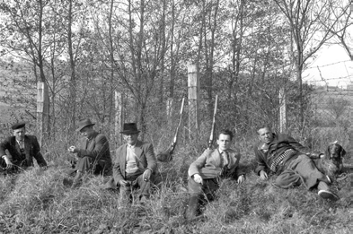 Odpočívající skupina členů MS při provádění honu při hlavní silnici do Stříbrnic v roce 1968, zleva: Josef