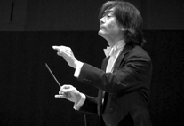 102 2 2009 103 1 2010 KENT NAGANO A SYMFONICKÝ ORCHESTR MONTRÉAL Oslavit hudbu hudbou! Film Bettiny Erhardtové sleduje dirigenta Kenta Nagana a Symfonický orchestr Montréal při 75.