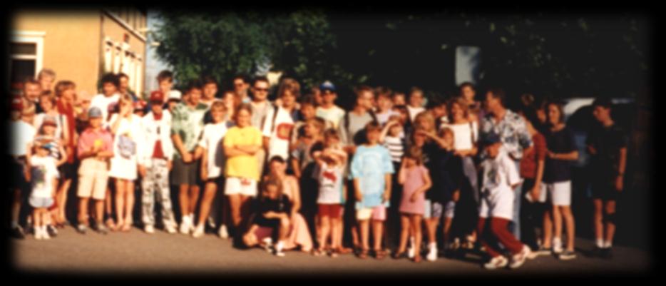 Basilej, Švýcarsko 1990 rozloučení před odjezdem domů Náplní pobytu byl několikadenní pobyt v rodinách v Basileji a okolí a následoval čtrnáctidenní pobyt na táborech organizace Jungwach Blauring.