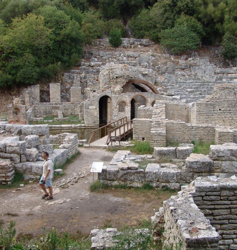 Historické město Butrint se nachází na samém jihu Albánie při hranicích s Řeckem na jihovýchodním výběžku poloostrova Ksamili, který odděluje Kerkyrský průliv Jónského moře od Butrintského jezera a