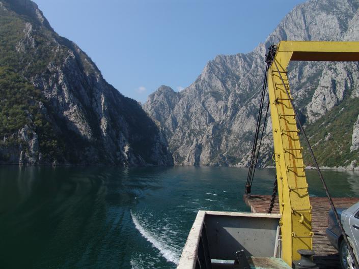 Trajektem jedeme více jak 2 hodiny po přehradě KOMANI (200 m nad mořem)