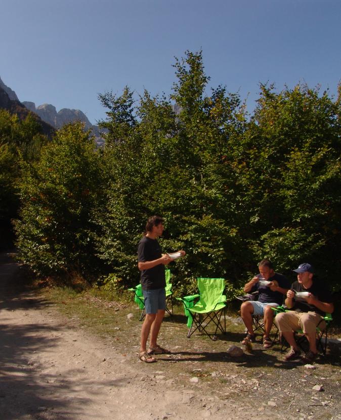 Silnice do vesničky Thethi se najednou v Boge mění z velmi kvalitní asfaltky na rozbitou, úzkou a kamenitou polní cestu.