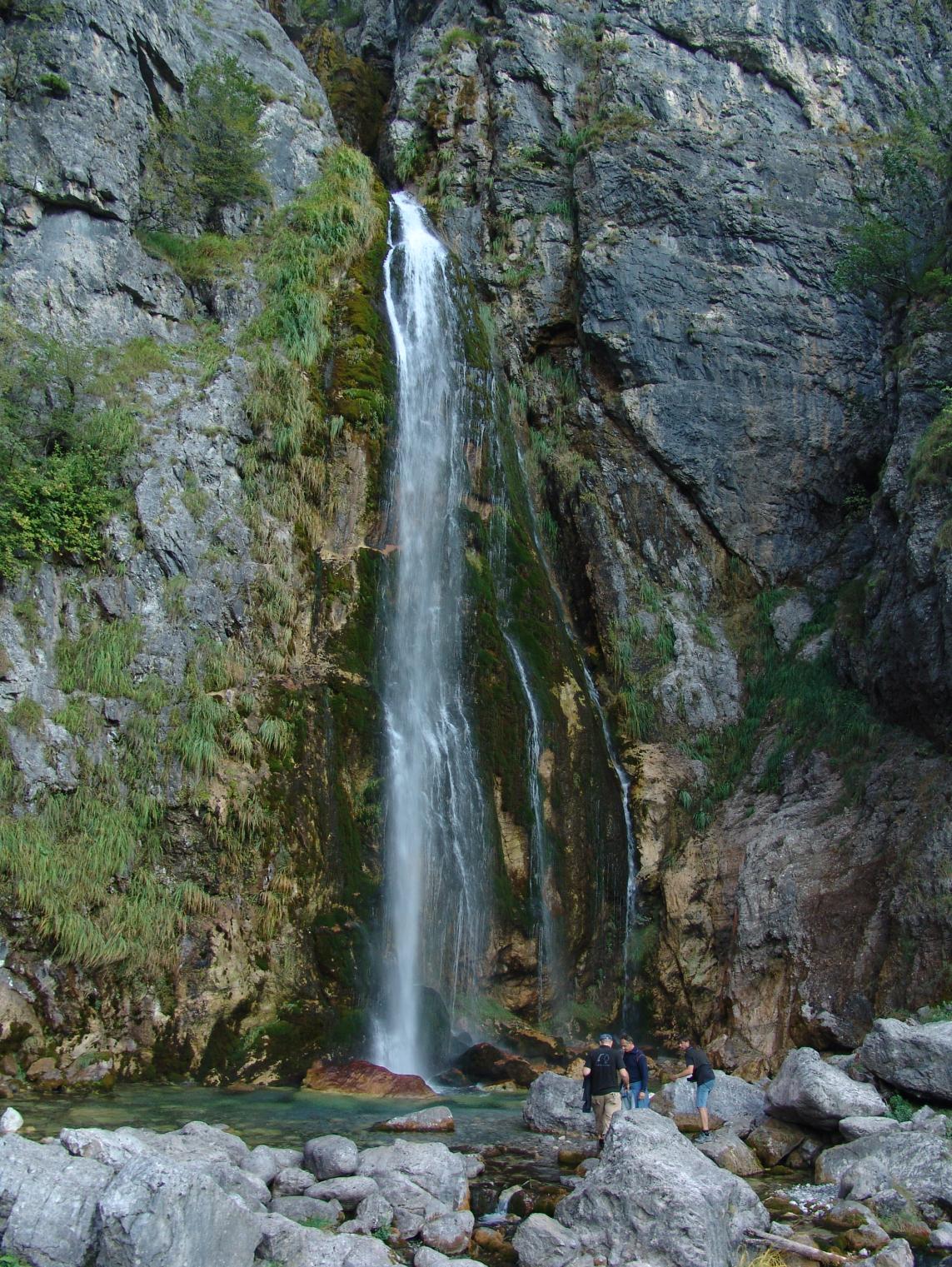 Krajina je nádherná, takže chvílemi zastavujeme na focení, ale taky abychom se vyhnuli s protijedoucím autem.