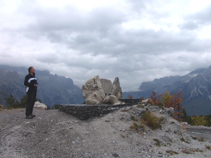 Večer jsme se sice domluvili, že zvládneme celodenní pochod na úpatí vrcholu Arapit (2217 m n.m., někdy nazývaný albánský Matternhorn), který se nad námi stále mohutně tyčil.