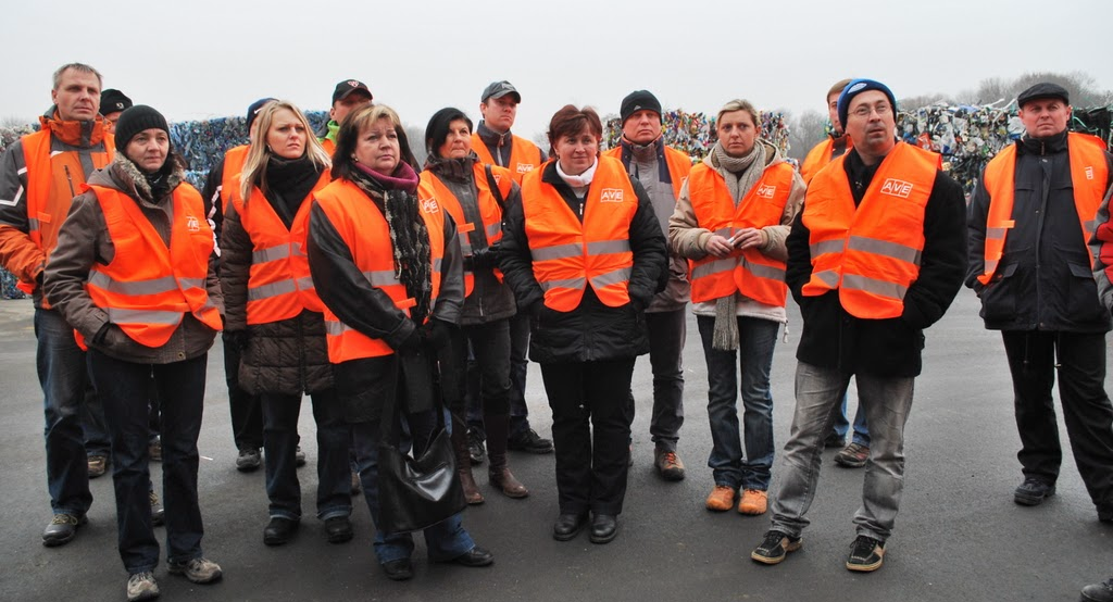 Strana 8 Zpravodaj 2/2011 Od našich dopisovatelů: Exkurze v ráji tříděných odpadů Na pozvání svozné firmy odpadů AVE CZ jsem se zúčastnila exkurze na nejmodernější linku na třídění odpadů v Čáslavi.