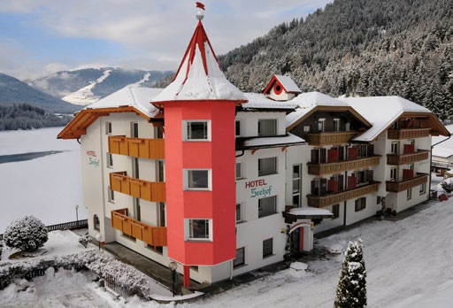 DOLOMITI SUPERSKI - KRONPLATZ Hotel SEEHOF *** Monguelfo SKIPAS v ceně Sjezdovky 5 km bus není Bazén Wellness Platba kartou TIP Fede Popis: Rodinný hotel se nachází na břehu rozlehlého horského