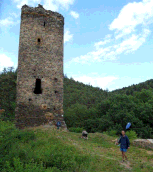 Mohutný val na Radné. Pod Libštejnem. Na Libštejn. jednoho z objekt. Dnes po nm není ani památky, nestojí ani ze, do níž byl zasazen, nalezeny byly pouze tyi polozasypané schody z osmi zmínných.