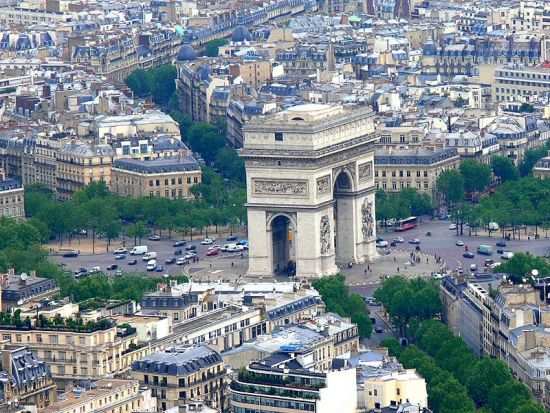 Okružní prohlídka lodí po Seině nabízí pohled na takové velikány, jako je Eiffelova věž, Palais de Chaillot, Grand Palais a Petit Palais, Palais Bourbon, zahrady Trocadéra, Louvre a Notre Dame.