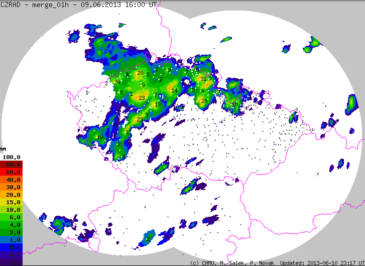 Obr. 3.7 Hodinový úhrn srážek z radarových odhadů a pozemních srážkoměrů ČHMÚ k 9.6.2013, 18:00 SELČ (čas na snímku uveden ve světovém čase) Naopak se ukázalo, že události v termínu 24.-25. 6.