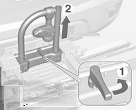 66 Úložné prostory Demontáž nosiče jízdních kol 3. Otočte páku (1) dopředu a podržte ji. 4. Nadzvedněte adaptér (2) vzadu a vytáhněte jej.