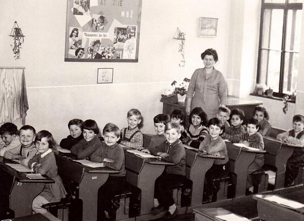 Některé jsme oskenovali a přinášíme vám je v novém seriálu: Ze školního archivu. Pan ředitel v době svých začátků.
