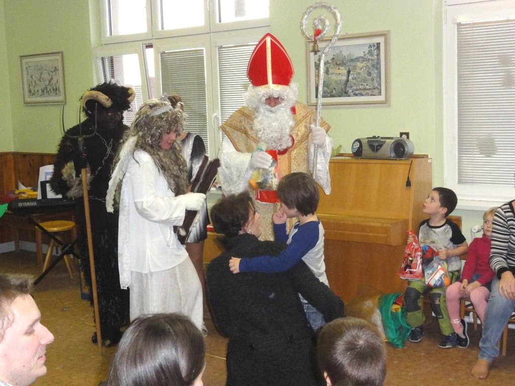 Bylo podáno občerstvení a mezi přítomnými panovala pohoda a dobrá nálada. Někteří se viděli po delší době a měli si co povídat.