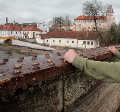 Spoje ocelových konstrukcí Ocelové konstrukce se spojují dvěma způsoby: Tuhé spoje svary, nýty Demontovatelné spoje šrouby Každý spoj je