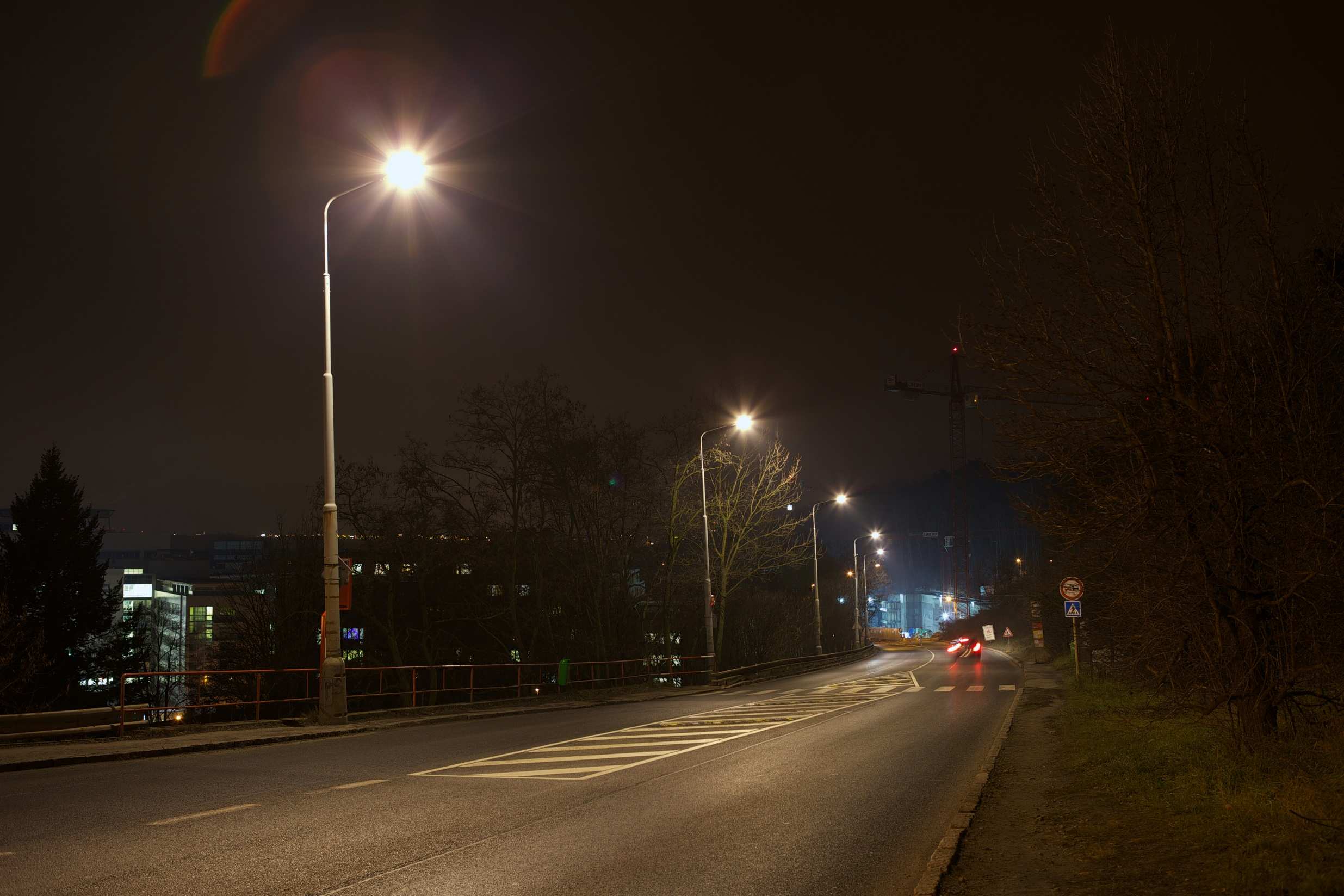 Porovnání svítidel s LED a s vysokotlakými sodíkovými výbojkami Ing. Jiří Skála, SRVO, Předseda Pracovní skupiny LED svítidla Abstrakt.
