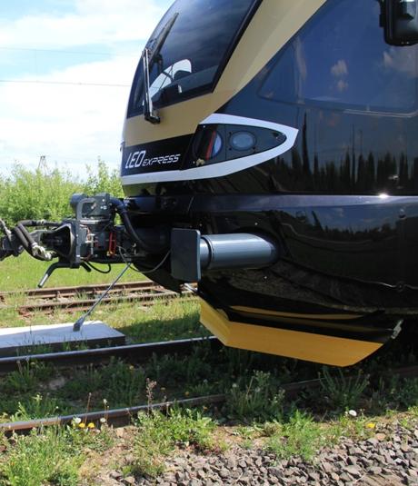 Moderní úsporné motory: Elektrická výzbroj jednotky pro napájecí systém 3 kv DC je na bázi vodou chlazených IGBT trakčních měničů a asynchronních trakčních motorů.