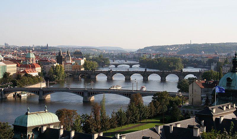 Hlavní říční osy jsou v Čechách Labe (370 km) s Vltavou (433 km), na