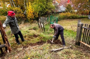 Dobrovolnický víkend v rámci projektu 72 hodin ruku na to! 11. 13. října 2013 V rámci dobrovolnického víkendu se na faře v Michalových Horách udělal pěkný kus práce.