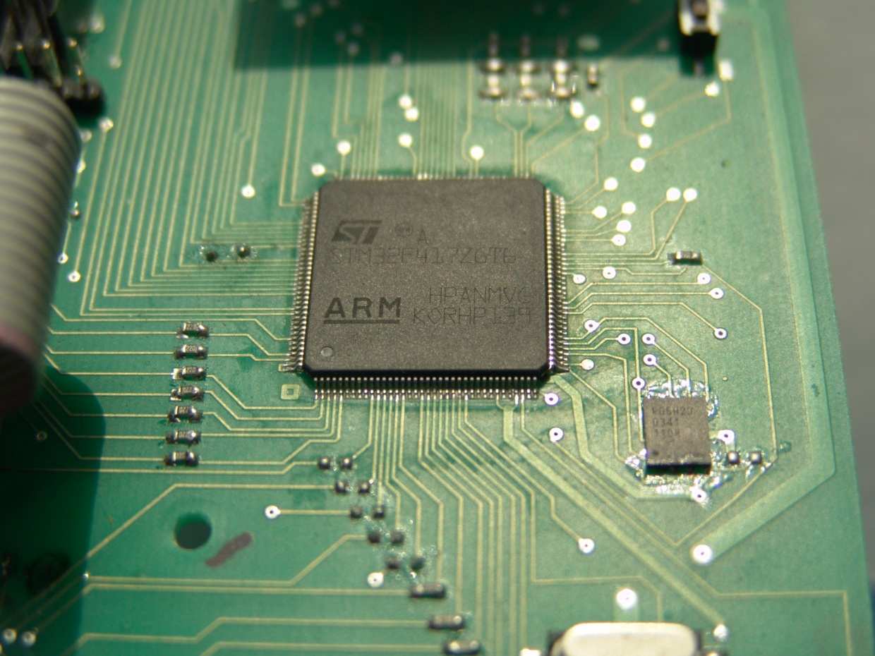 Procesory mezi sebou komunikují pomocí sériové sběrnice.