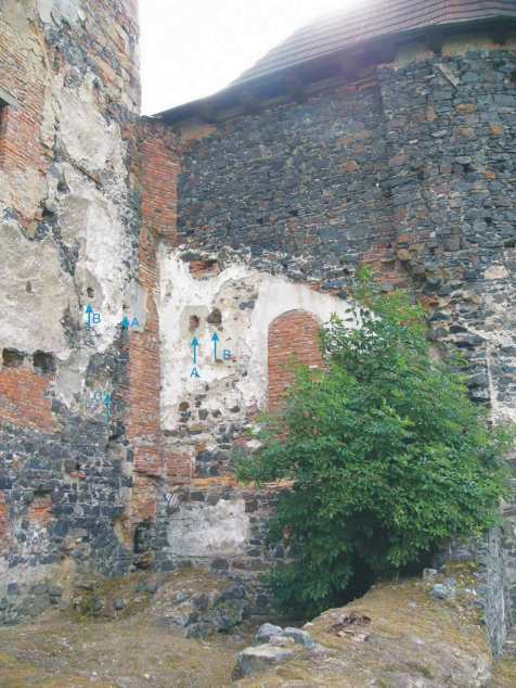 Švihov. Pohled na jižní prelí ervené bašty (foto 2005). budovy. Horní ást dochovaného koutu pechází v zaoblení.