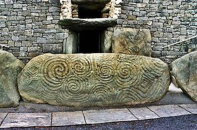 Newgrange (Irsky: Sí an Bhrú) Je historickým monumentem, který leží právě okolo místa mého současného bydliště.
