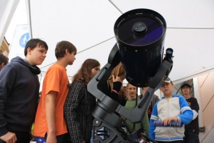 NOC VĚDCŮ V JIHLAVĚ PROGRAM 27. ZÁŘÍ 2013 Jihlavskou Noc vědců pořádá Jihlavská astronomická společnost (www.jiast.cz) a Muzeum Vysočiny Jihlava (http://muzeum.ji.cz). Vstup na všechny součásti programu je zcela zdarma.