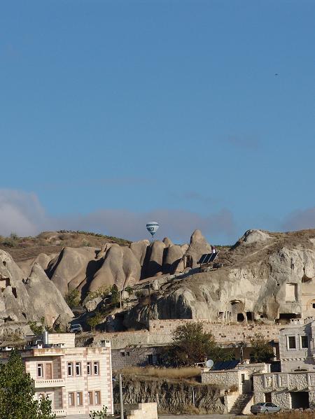 Göreme Turistickým centrem Kappadokie je městečko Göreme. Desítky pensionů zde nabízejí ubytování přímo v jeskyních vydlabaných do zdejších kuželů a pyramid.