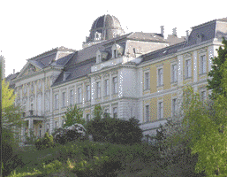 Hotelová škola,která nahradila čtyřletý učební obor s maturitou v oboru kuchař,který s drobnými obměnami existuje od roku 1968.