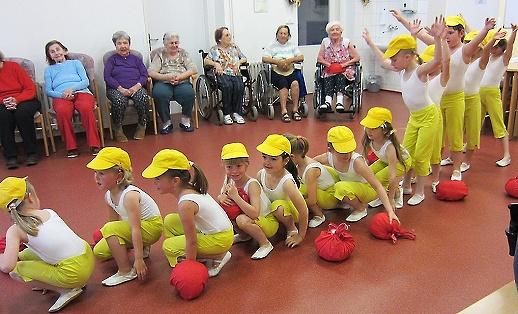 Skupiinový TANEC to u nás rozballiill Desátý květen byl v léčebně přehlídkou skupinového tance různých věkových kategorií. Taneční soubor při Městském domu kultury v Sokolově D.C.Butterfly předvedl postupně tři různá taneční vystoupení s akrobatickými prvky.