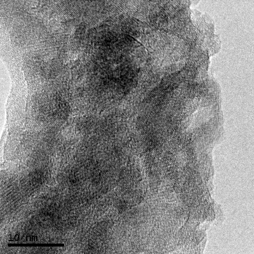 zřejmá struktura řetízků, i aglomerované částice mají jemnozrnnější obálku, rovněž tvořenou magnetitovou fází.