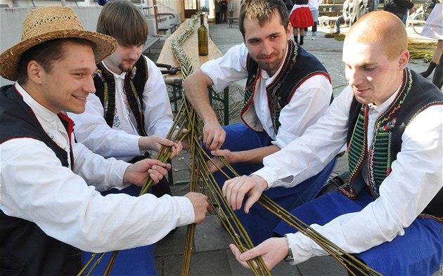 Ve městech se v dnešní době dodržují už méně, avšak na vesnicích a v regionech se silnými folklórními tradicemi, například na Moravě, jsou stále velmi živé.