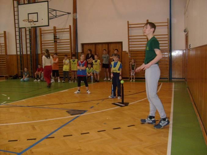 T-ball T-ball je průpravná hra pro softbal a baseball určená především dětským věkovým kategoriím. Hlavní odlišností od softbalu resp.