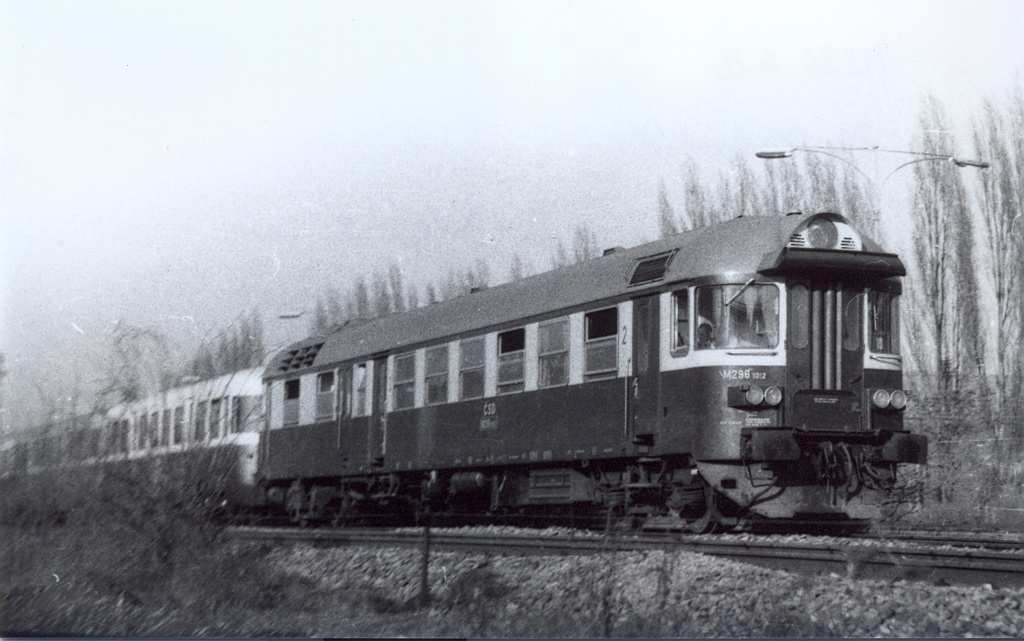 Druhá série vozů M 296.1 (M 296.1011 až M 296.1035) měla barevné řešení shodné s vozy M 296.1001-010 s tím, že všechny boční dveře byly celé červené.
