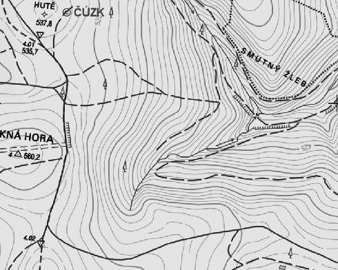 4. Podle následující mapky vytvořte příčný profil Smutným žlebem podél úsečky AB. Postup: Do grafu vynášíme průsečíky úsečky AB a vrstevnic.