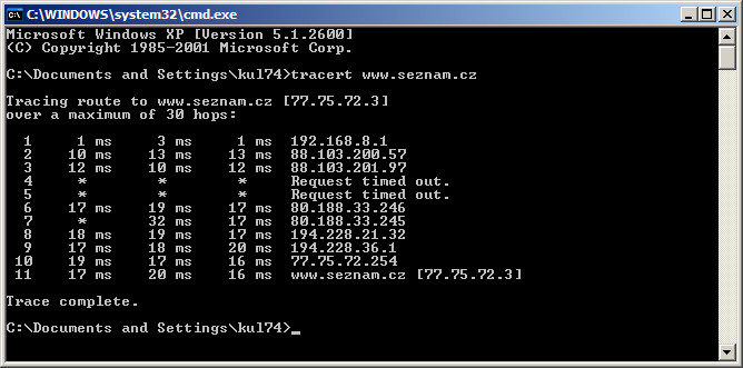 Obr. 13.3 Příklad směrování paketu v síti Postup průchodu paketu mezi odesílajícím počítačem a cílovým počítače můžete zobrazit pomocí příkazu tracert (tracet route). Na Obr. 13.3 je příklad směrování paketu z domácí privátní sítě na server www.
